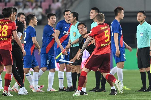 王哲林遭遇大腿拉伤 赛后被搀上救护车去医院